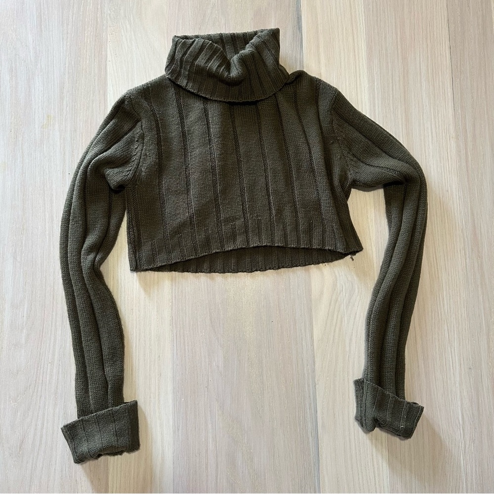 Turtle neck cropped sweater